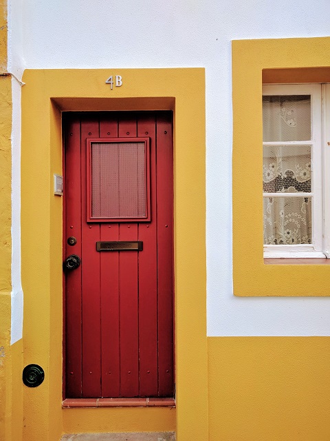 赤い扉と黄色のふちどり