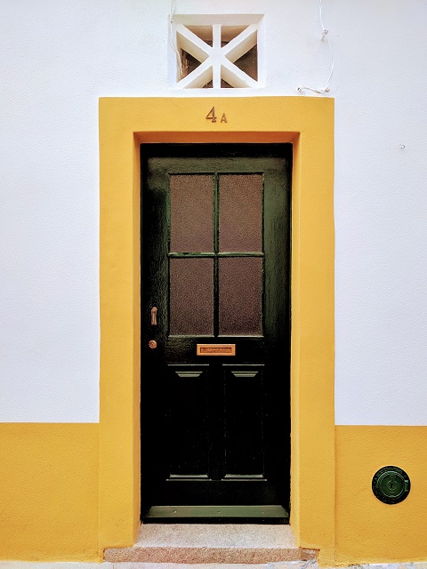 緑の扉と黄色のふちどり