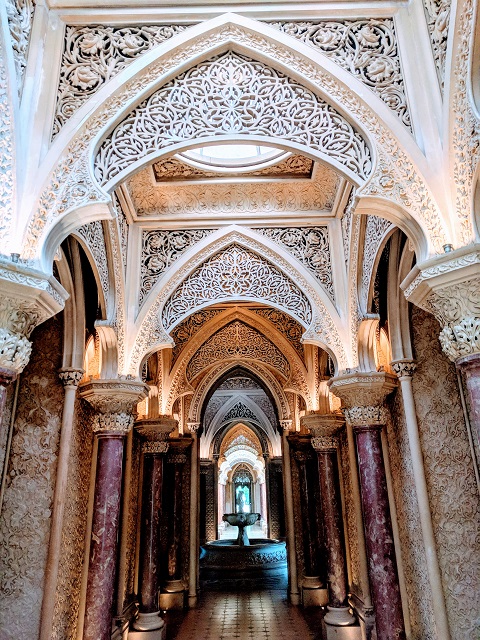 透かし彫りが美しいモンセラーテ宮殿の廊下