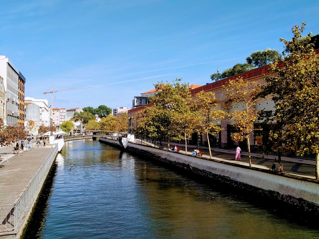 街の人がのんびり過ごす観光客の少ない運河