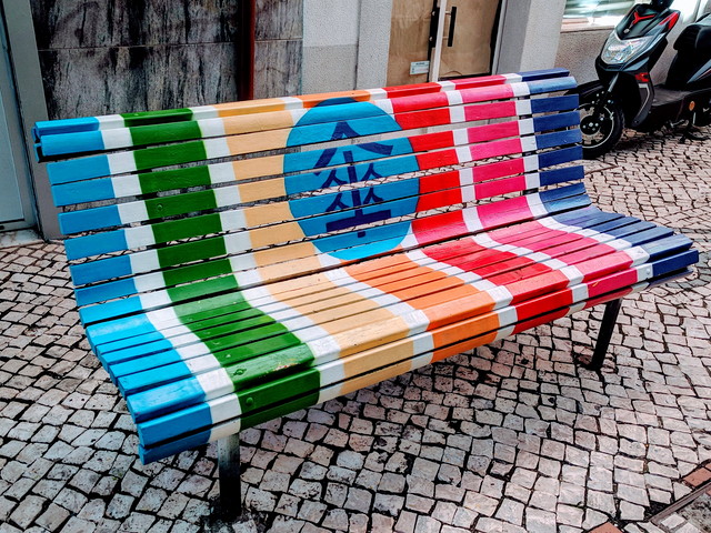 虹色のベンチに傘の文字