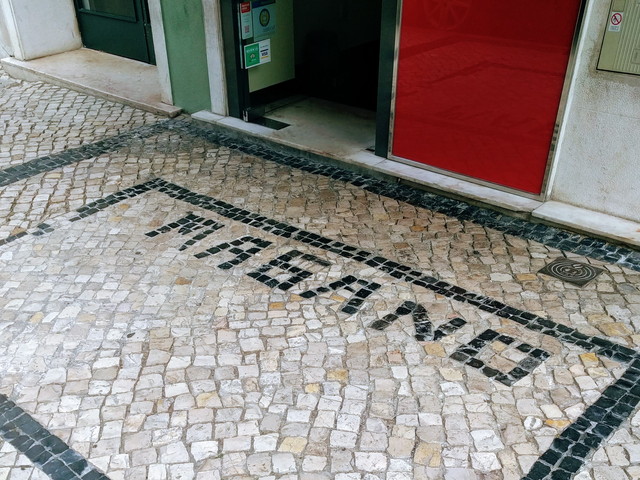 お店の前の石畳のはMAGANOの文字が。