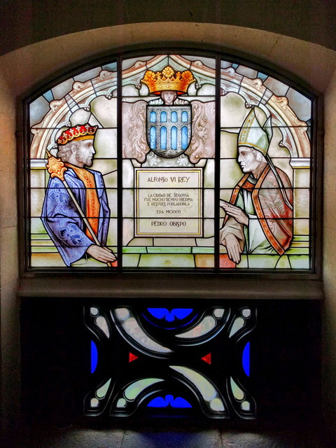 アルフォンソ6世とセゴビア司教を描いたステンドグラス