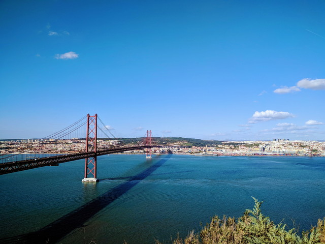 リスボンの街並みと4月25日橋