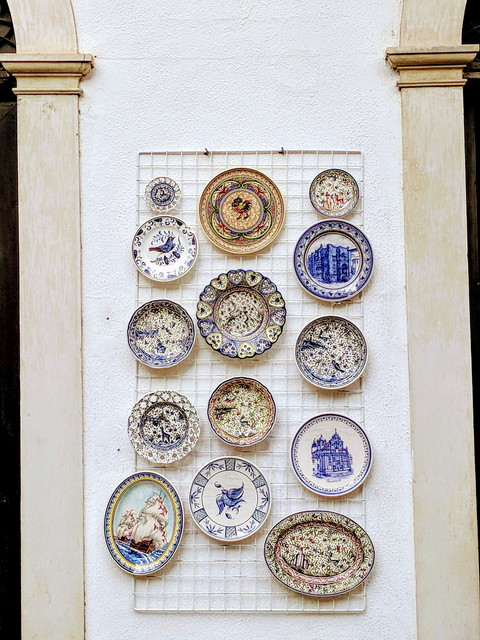 Carlos Tomásの外壁に飾られた陶器