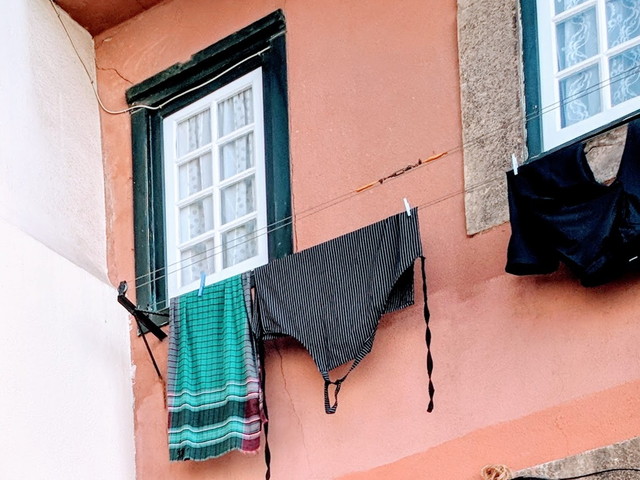 ポルトガルの街でよく見かける洗濯風景