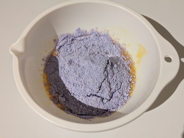鮮やかな青紫色の紅芋アンダギーミックス