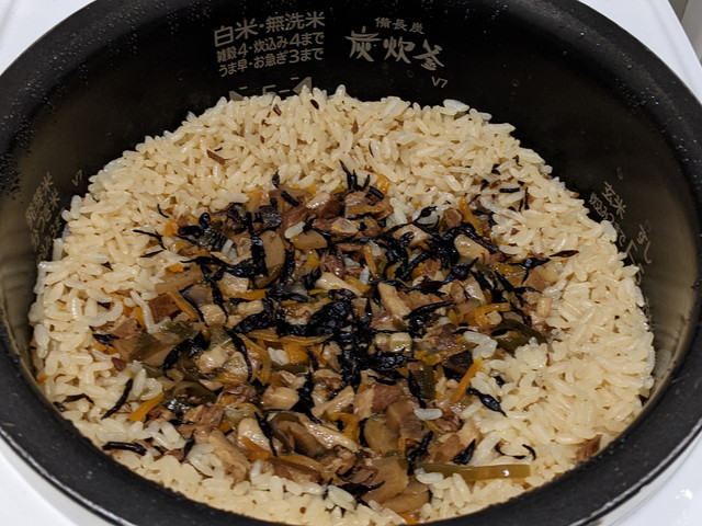 じゅーしーの素を入れた米の炊き上がり後