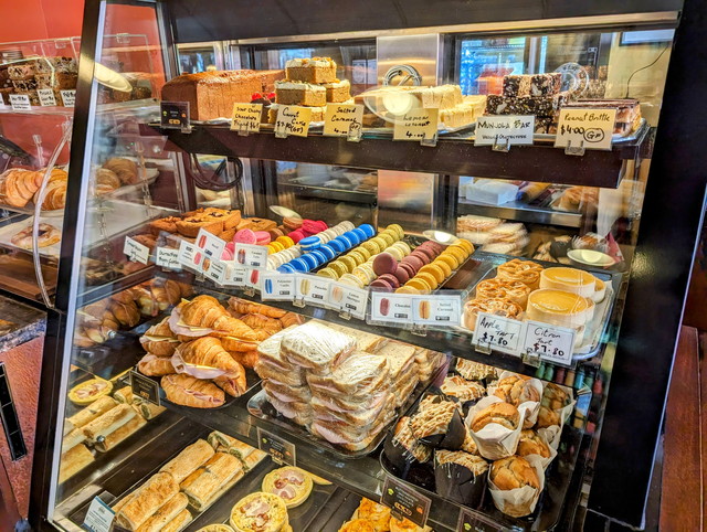 Sugar 'N Spice Cafeのショーケース内の美味しそうなフード